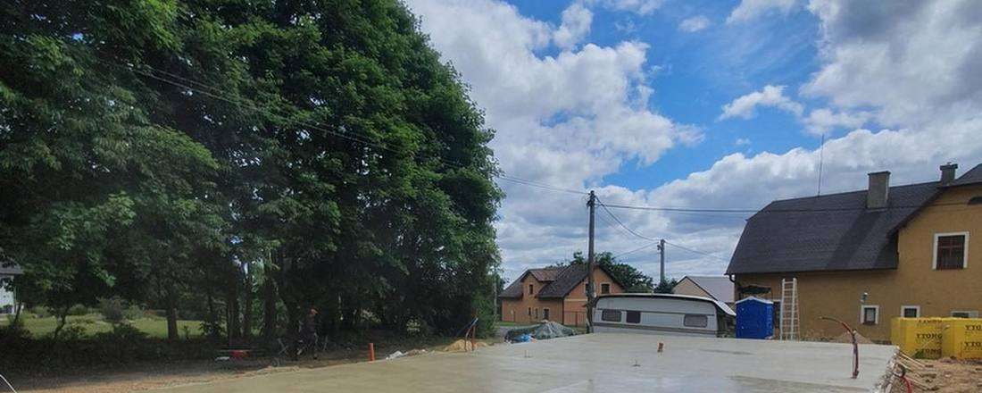 Základová deska po betonáži – čerstvě vybetonovaná plocha rodinného domu