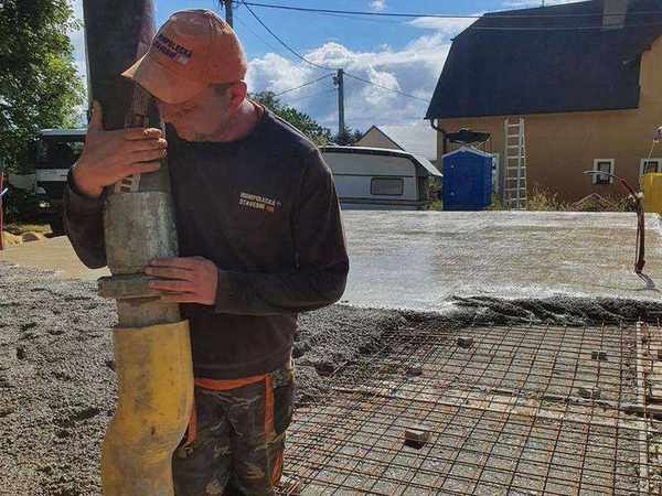 Hutnění betonu vibrátorem při betonáži základové desky – hrubá stavba rodinného domu