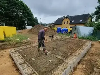 Armování základové desky po geologickém průzkumu