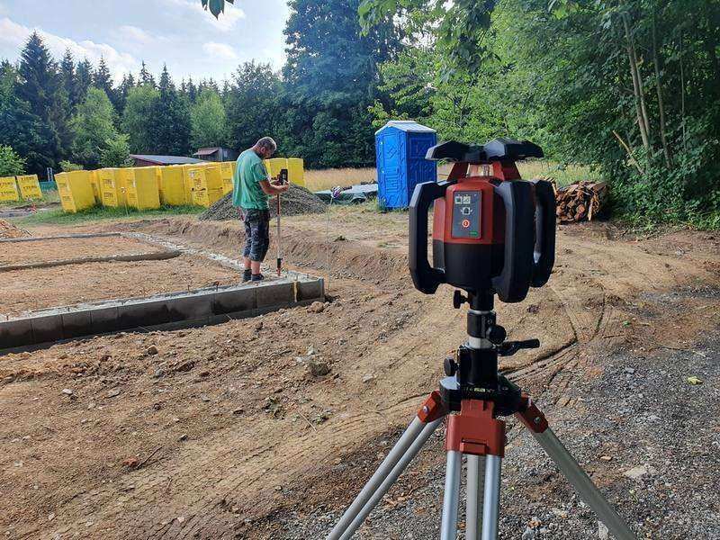 Laserové nivelování základů – přesné výškové zaměření stavby