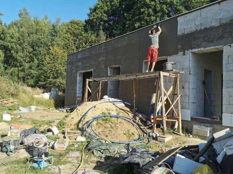 Lepení polystyrenových desek na fasádu rodinného domu – systém ETICS, Plzeňský kraj