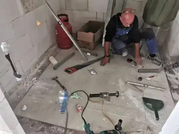 Instalatér při rozvodech vody v novostavbě