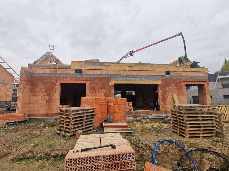 Betonáž věnce čerpadlem Schwing na stavbě z Heluz cihel