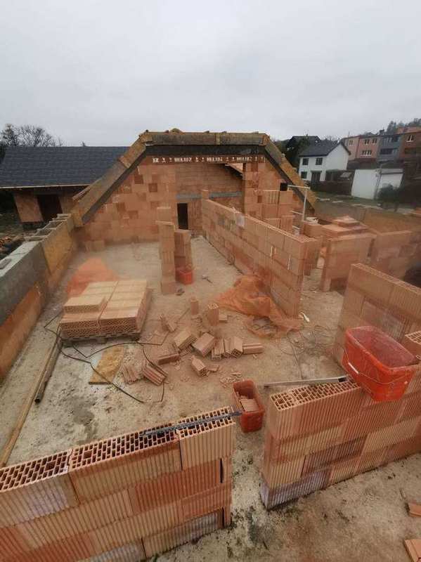 Pohled shora na rozestavěné vnitřní příčky z Heluz cihel – celý půdorys prvního podlaží