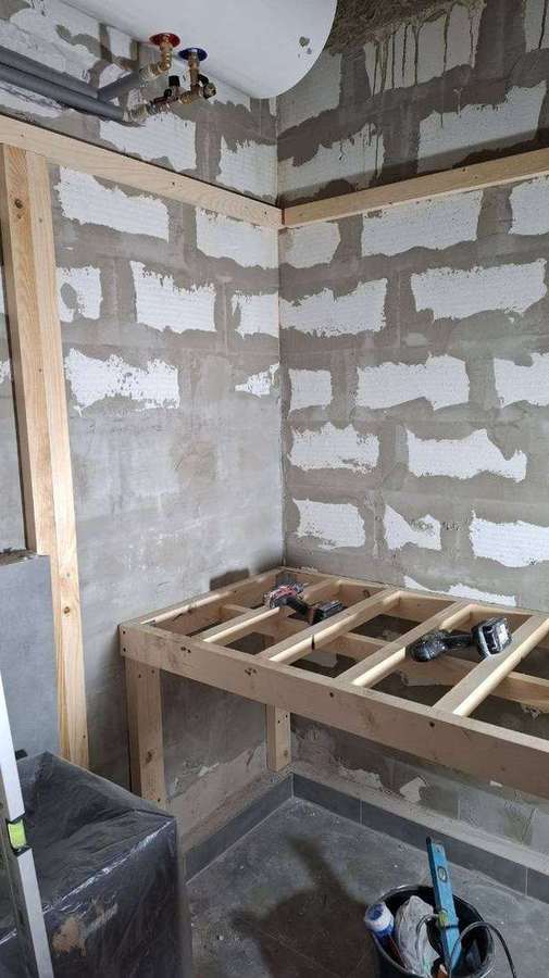 Interiér finské sauny s smrkovým obložením a lavicemi