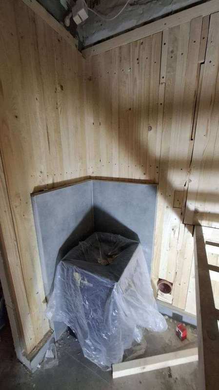 Počáteční rámová konstrukce lavic do L tvaru z hranolů v interiéru ze Stabilbloku – letecký pohled na svařovaný dřevěný rošt připravený k obložení