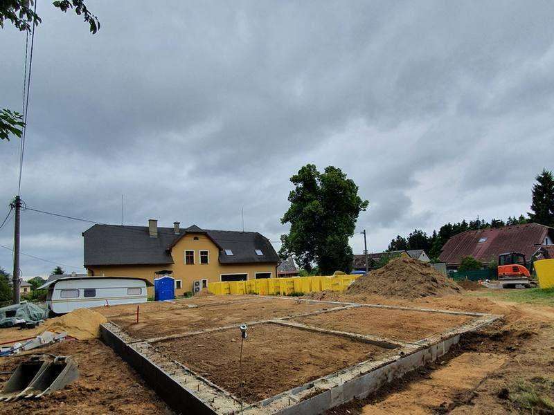 Dokončené základové zdivo ze ztraceného bednění – rohový detail
