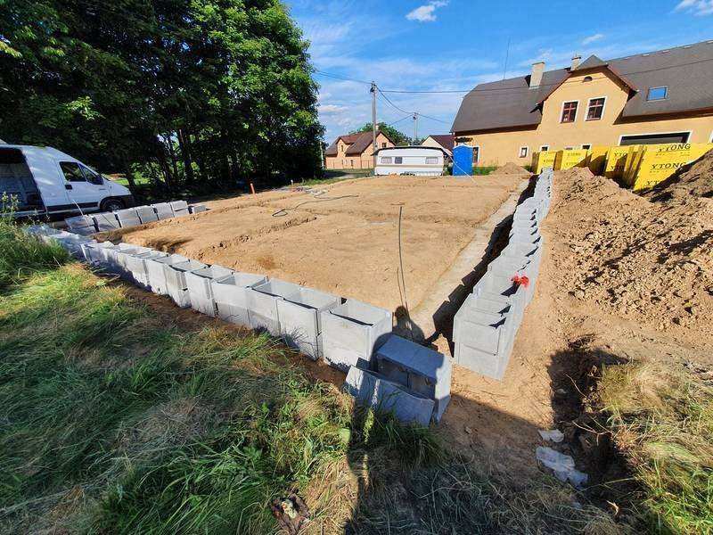První řada zdiva na základech – zahájení hrubé stavby domu