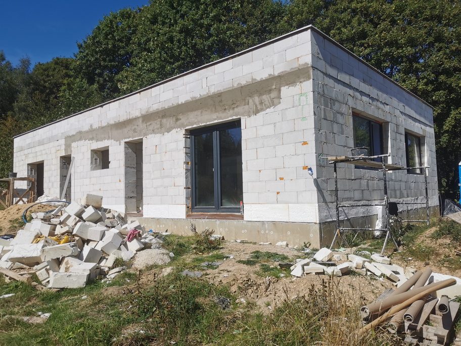 Rodinný dům – dokončená fasáda s okny
