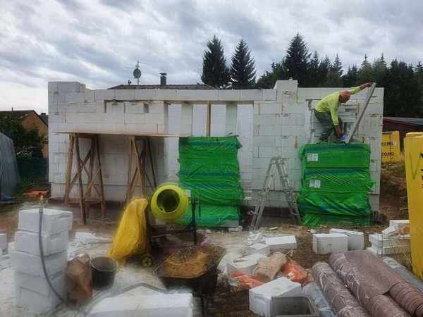 Dokončené obvodové zdivo Ytong – rohový pohled na kompletní hrubou stavbu rodinného domu