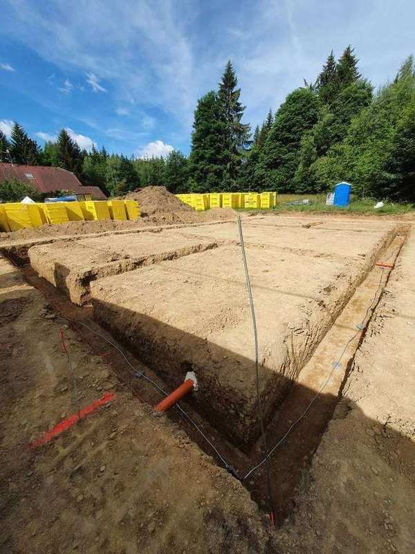 Dokončený výkop základových rýh – pohled na celý půdorys budoucího rodinného domu